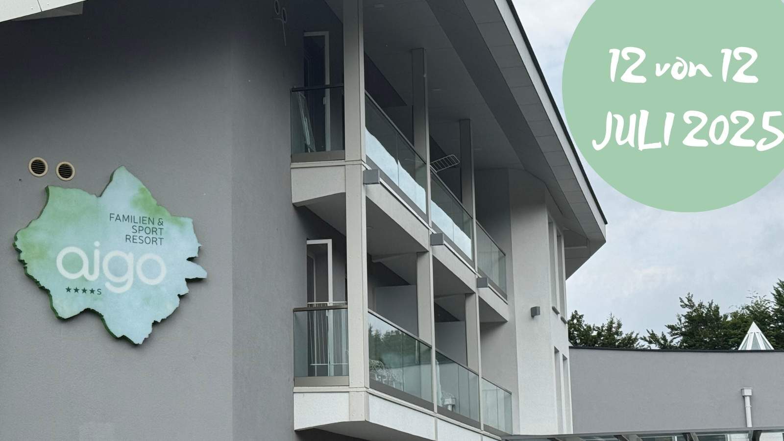 Beitragsbild mit dem Text: 12 von 12 Juli 2025 und dem Bild mit dem Hotel Aigo im Hintergrund
