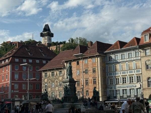 Uhrturm im Hintergrund, Häuserfronten vom Stadtplatz im Vordergrund