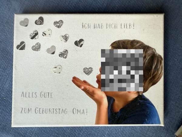 Herzliche Geburtstagskarte für Oma mit Kind, liebevolle Botschaft, Valentinsherzen, kreative Grußkarte, MamaBlog, Geburtstagswünsche für Oma, Familienmomente, persönliche Geburtstagsgratulation, Bastelidee, Kindergesicht pixelisiert.