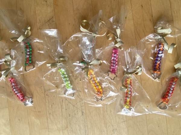 Bunte verpackte Schreibtisch- oder Nähzubehör, dekorativ und charmant; ideal für kreative Bastel- oder Mama-Blog-DIY-Projekte.