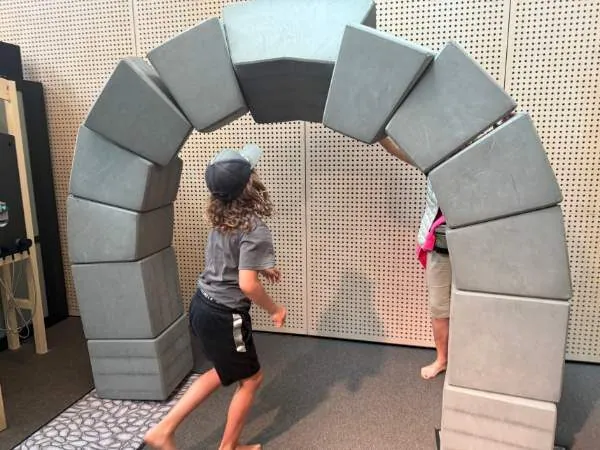 Großes Kinderkonstrukt aus weichen Blöcken, ideale Spielumgebung für kreative Kinder, fördern die Fantasie und motorische Fähigkeiten, geeignet für Spielplätze und Kinderzimmer.
