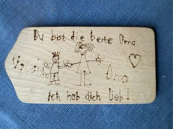 Ein liebevoll geschriebenes Kinderkunstwerk mit Handzeichnung und Botschaft an die Oma, zeigt die süße Beziehung zwischen Enkelkind und Oma, perfekt für Mama-Blogs und Familienblogs.