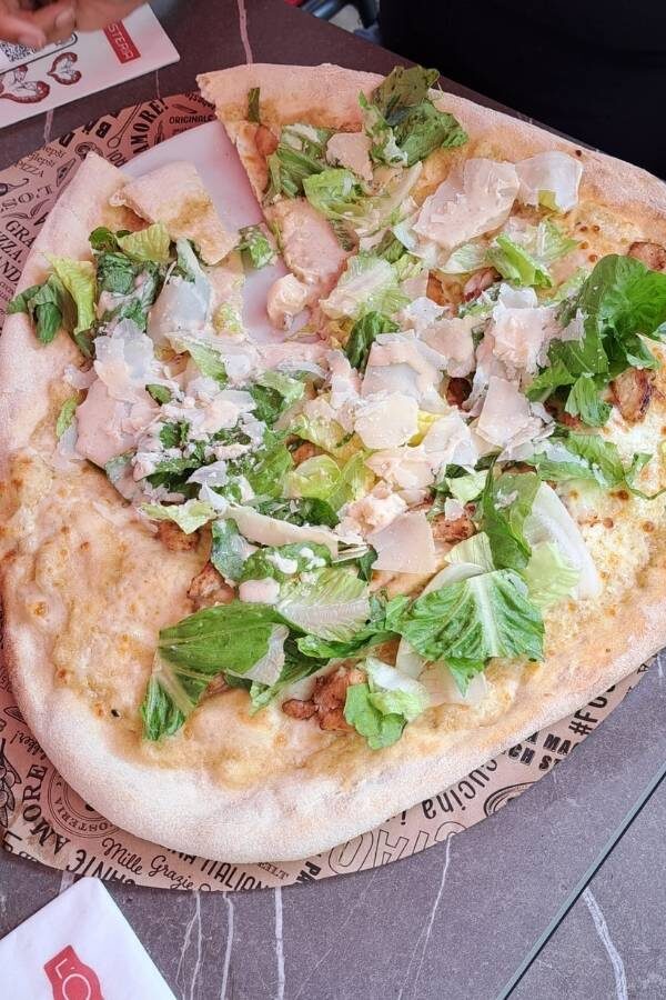 riesige Pizza auf einem Teller