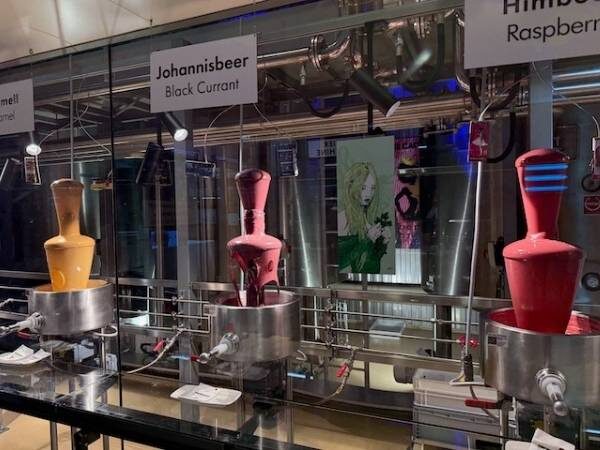 Herstellungsgelände mit Schokokostproben im Zotter