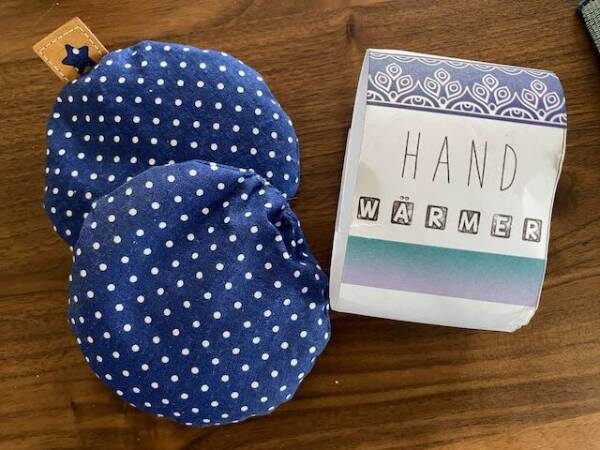 fertige Handwärmer im Doppelpack mit Banderole zum Verpacken