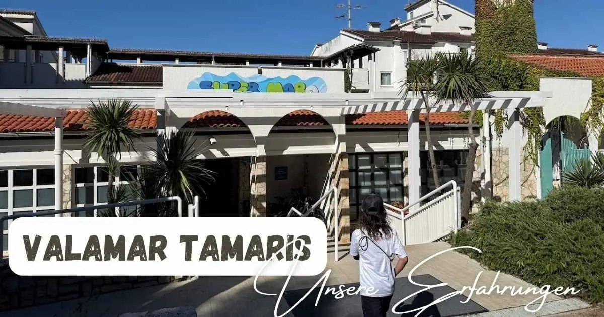 Eingang zum Maro Club , ein Kind geht gerade darauf zu, Text am Bild: Valamar Tamaris Unsere Erfahrungen