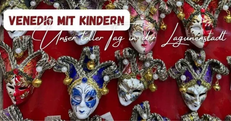 Venezianische Masken auf rotem Hintergrund mit dem Titel: Venedig mit Kindern - Unser toller Tag in der Lagunenstadt