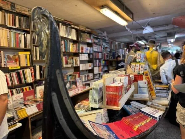 Liberia Aqua Alta in Venedig von innen mit der Gondel voll Bücher