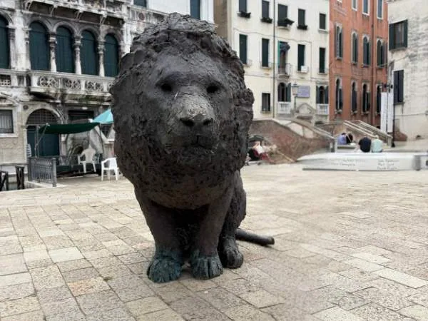 Einer der vielen Löwen in Venedig als große Statue auf einem Platz