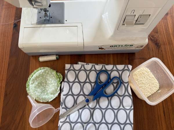Materialien für die Handwärmer: Stoffstücke, Milchreis, Trichter, Schere, Nähmaschine, Faden