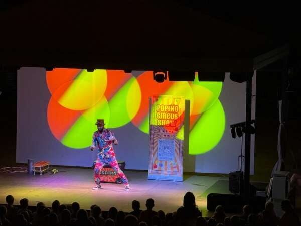 Clown auf einer Bühne