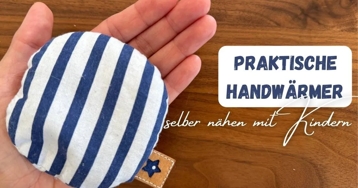 eine Hand mit einem kleinen Handwärmer blau weiß gestreift mit dem Titel: praktische handwärmer selber nähen mit Kindern