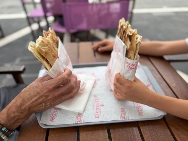 2 Fociaccas die von zwei Händen gehalten werden