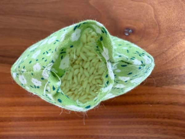 Man sieht die offene Wendeöffnung bereits gefüllt mit Milchreis