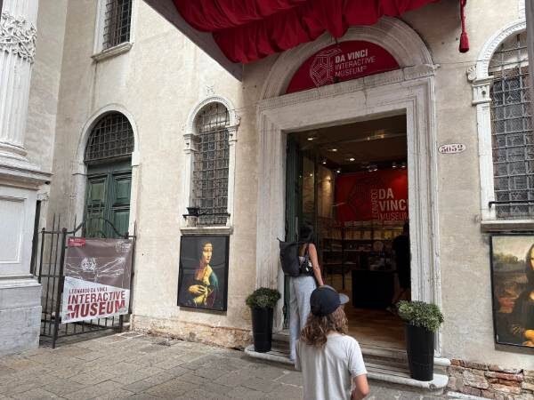 Kind, wie es in das Museum Leonardo da Vinci geht vor dem Eingang