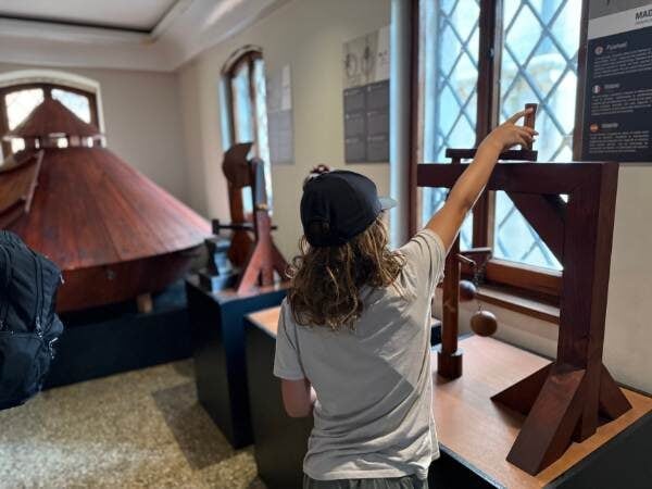 Kind, wie es im Museum Leonardo da Vinci in Venedig Sachen ausprobiert