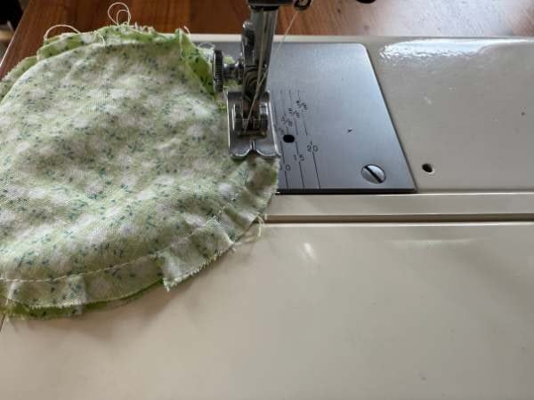 Stoffkreise rechts auf rechts liegen in der NÄhmaschine und werden vernäht