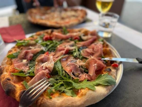 Pizza auf einem Tisch