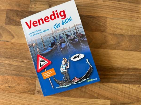 Reiseführer Venedig für dich am Tisch liegend mit dem Cover vorne
