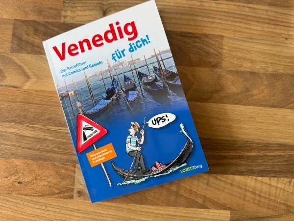 Reiseführer Venedig für dich am Tisch liegend mit dem Cover vorne