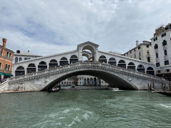 Rialotbrücke von vorne vom Wasser aus