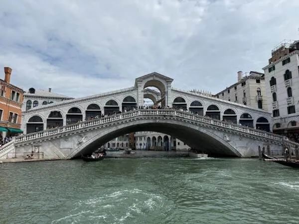 Rialotbrücke von vorne vom Wasser aus