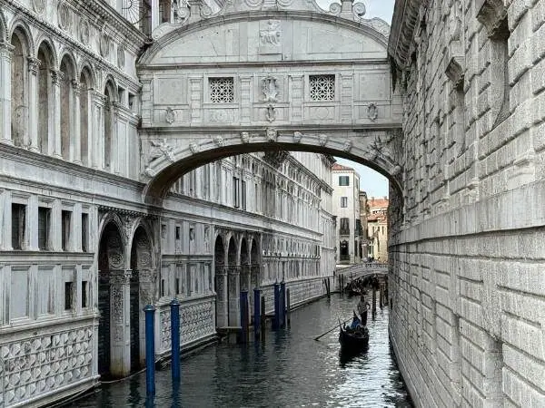 Seufzerbrücke mit einer Gondel darunter