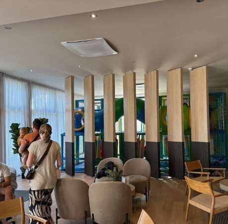 Empfangslounge im Valamar mit Blick auf die GameZone