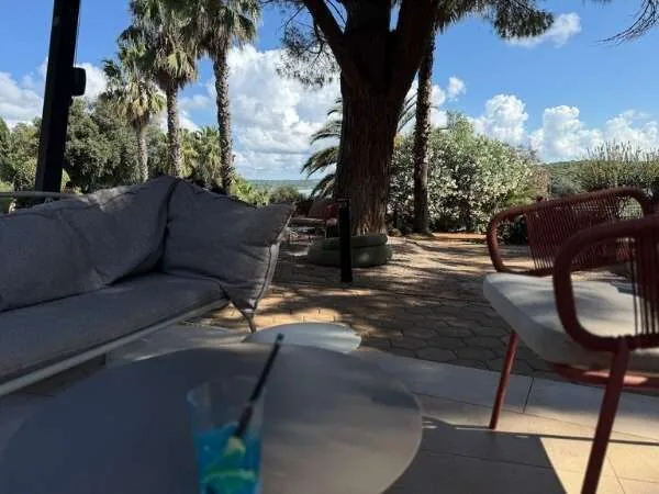 Terrasse vor dem Hotel