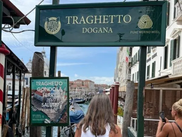 Traghetto Station in Dogana mit dem grünen Schild
