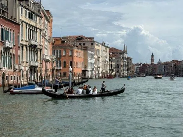 Ein Traghetto in Venedig wie es über den Canal Grande fährt