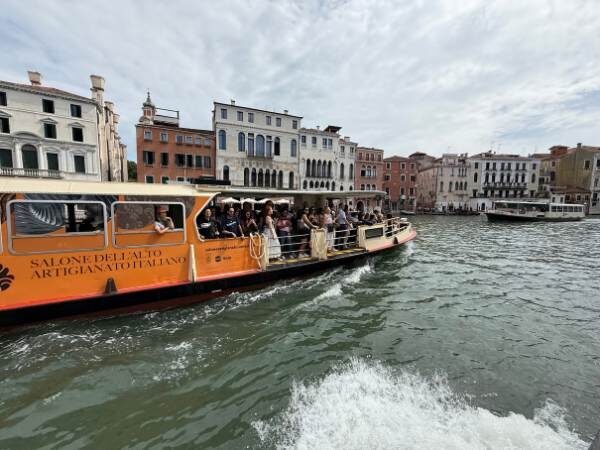 Ein Vaporette überfüllt in Venedig
