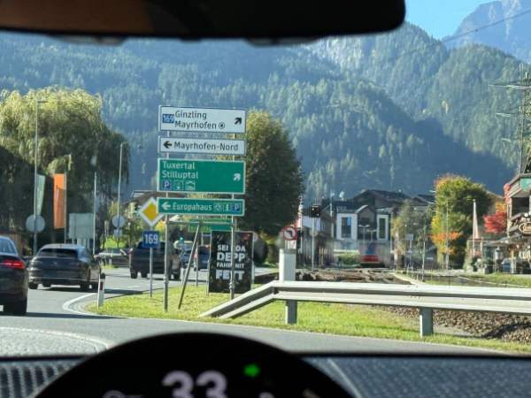 Schilderstraße bei Mayrhofen, Tirol, mit Bergpanorama im Hintergrund.