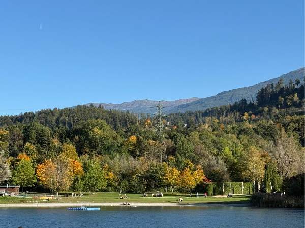 Waldlandschaft mit Seen und Bergen im Herbst, Naturerlebnis in der Natur, ruhige Umgebung, Outdoor Aktivität, Familienurlaub in der Natur.