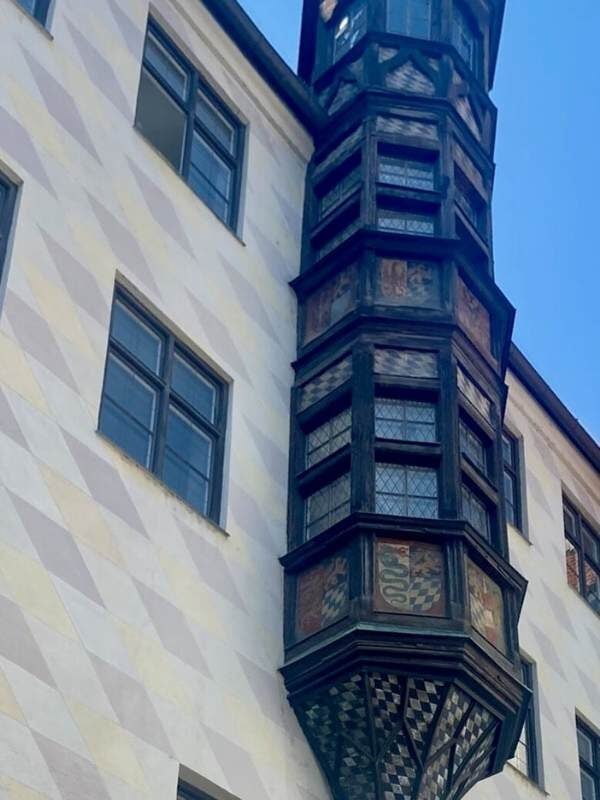 Erker eines Hauses mit vielen Fenstern