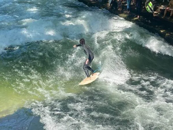 Eisbach-Surfer auf der Welle