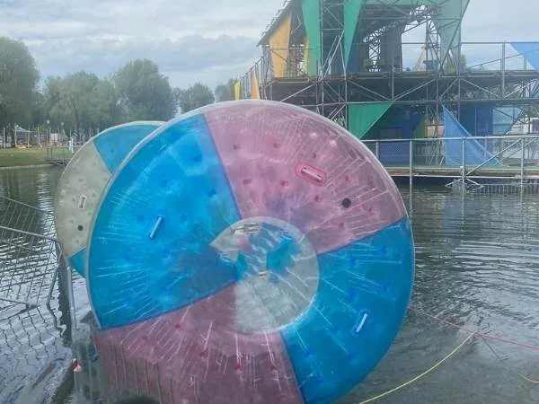 eine Luftrolle auf dem Wasser