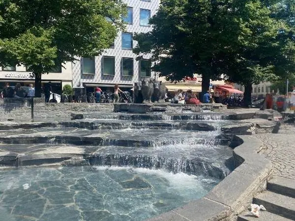 der Rindermarkt mit dem Brunnen im Vordergrund