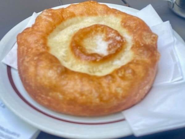 eine Schmalznudel auf einem Teller