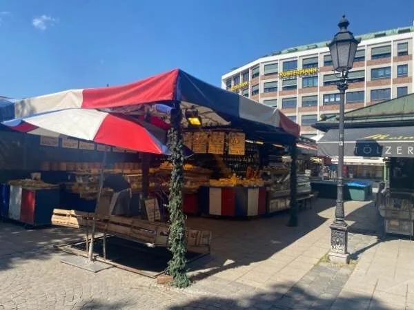 Viktualienmarkt - Stand mit links einer Laterne