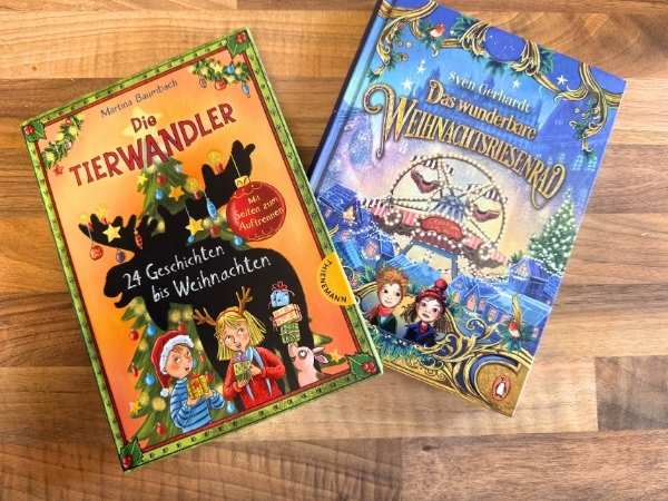 Zwei Weihnachtsbücher auf einem Tisch