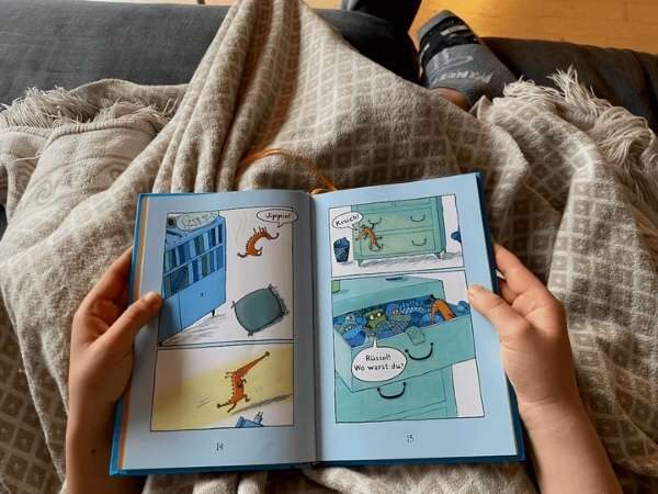 Hochwertiges Kinderbuch in den Händen eines Kindes beim Lesen, für kreative und spielerische Familienzeit, perfekt für Eltern und Kinder.