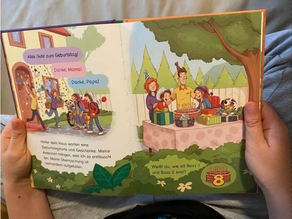 offenes Buch von Tom Turbo mit Bildern und wenig Text