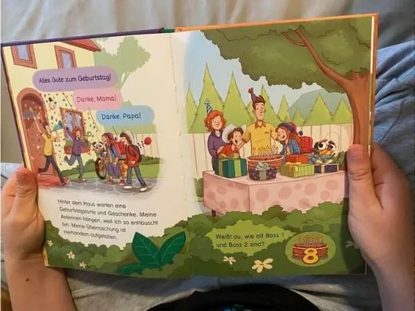 offenes Buch von Tom Turbo mit Bildern und wenig Text