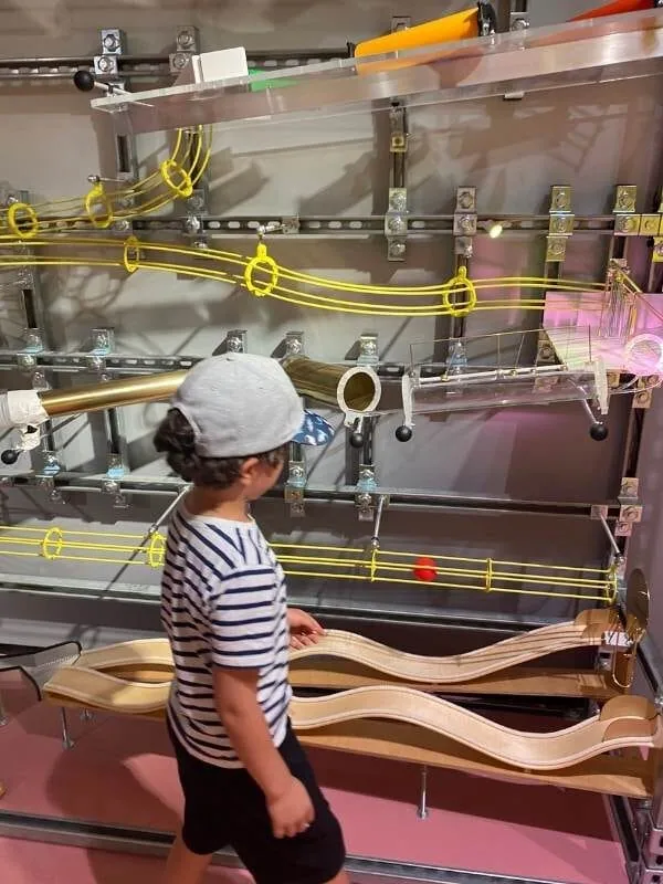 Kind, das mit einer Murmelbahn spielt