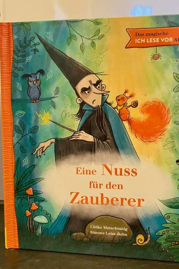 Eine lustige Kinderbuchillustration mit Zauberer, Eule, Feuerspeiende Kreatur und magischer Atmosphäre, ideal für Fantasy- und Märchenliebhaber.