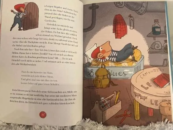 offenes Buch von Herrn Heimlich mit einem Bild rechts und Text links