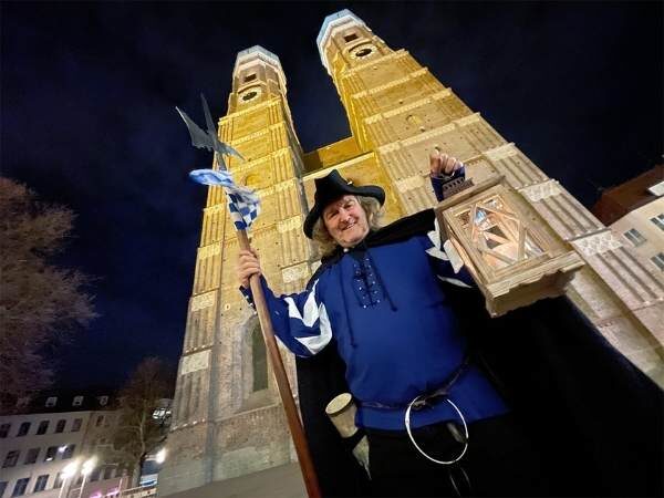 Nachtwächter Lilo und Lola vor der Kirche in der Nacht