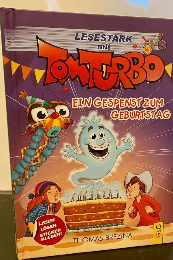 Cover vom Buch TomTurbo Lesestark mit dem Titel Ein Gespenst zum Geburtstag