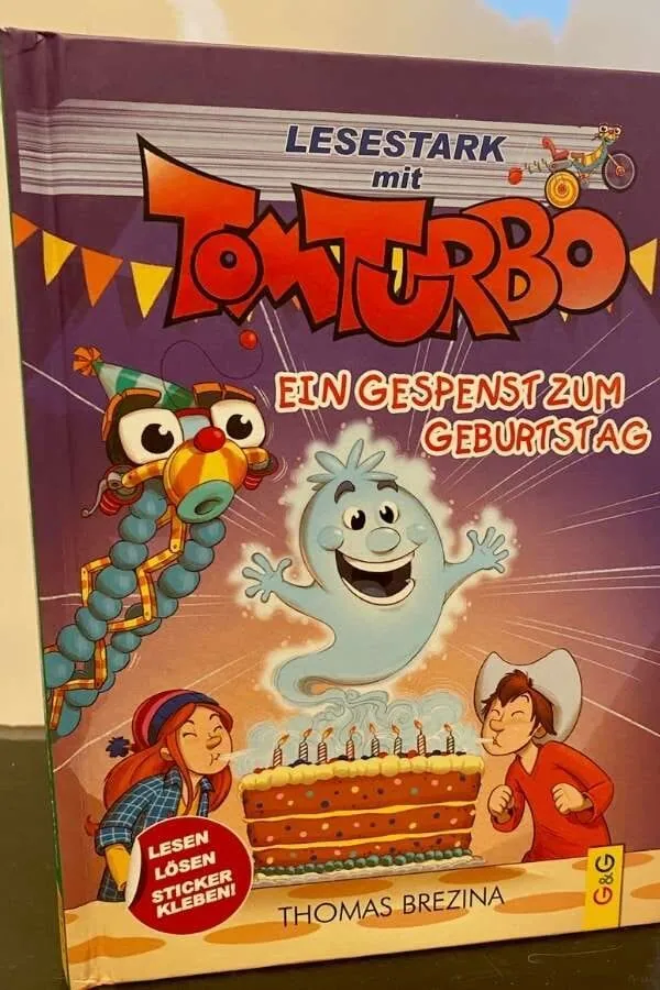 Cover vom Buch TomTurbo Lesestark mit dem Titel Ein Gespenst zum Geburtstag